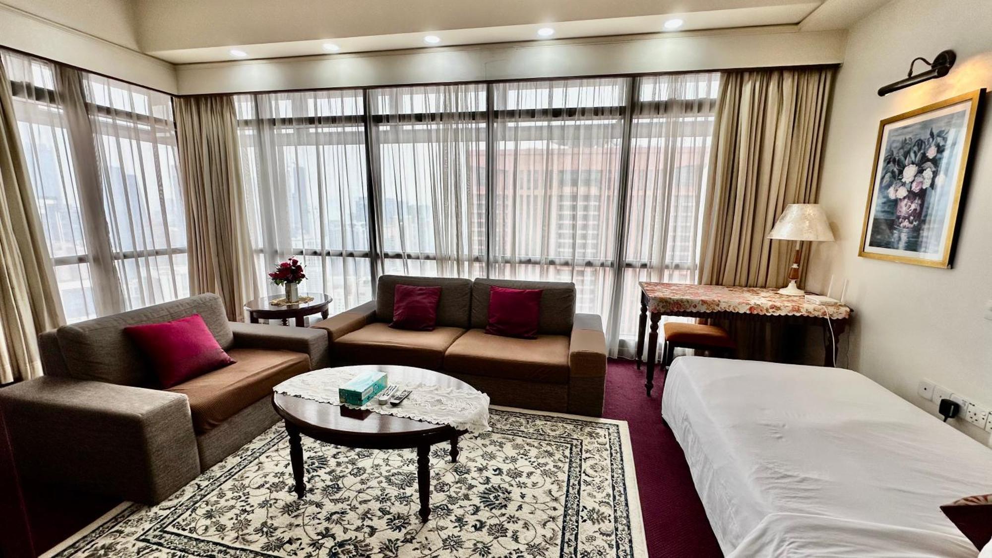 Rihanna Service Suite At Times Square — Photos 2
